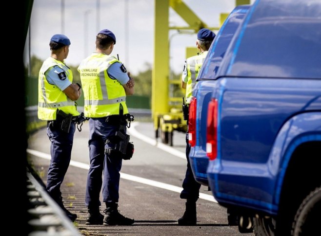 Holandska policija (Foto: EPA/KOEN VAN WEEL) - 