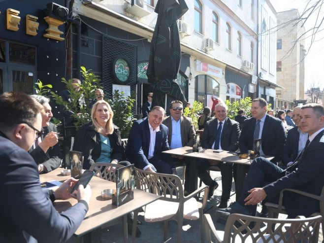 Dodik sa najbližim saradnicima u gradu - Foto: ZIPAPHOTO/Borislav Zdrinja