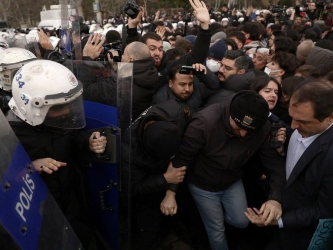 Protesti u Istanbulu (Foto:  EPA-EFE/ERDEM SAHIN) - 