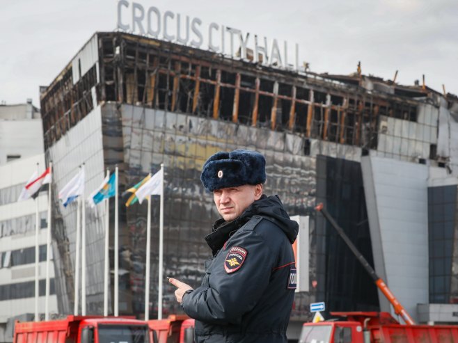 Policija ispred Krokus siti hola (Foto: EPA-EFE/YURI KOCHETKOV) - 