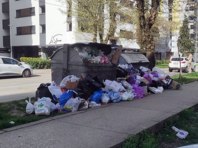 Kontejneri zatrpani smećem, Starčevica - Foto: RTRS