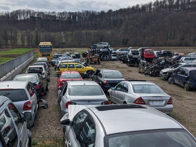 Oduzeta veća količina polovnih automobila i autodijelova u Prnjavoru (FOTO)