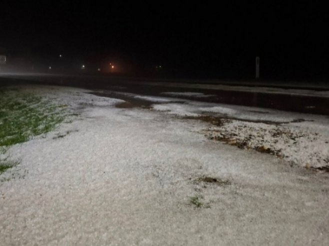 Nevrijeme praćeno ledom pogodilo Novi Grad (FOTO)