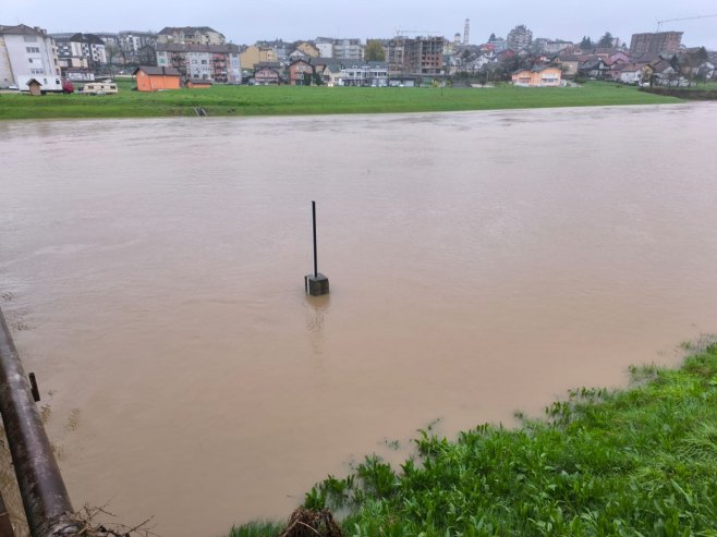 Vodostaj Bosne iznad kote od redovne odbrane od poplave, pojavila se klizišta
