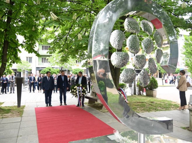 Polaganje vijenaca na Spomenik "12 beba" - Foto: Ustupljena fotografija