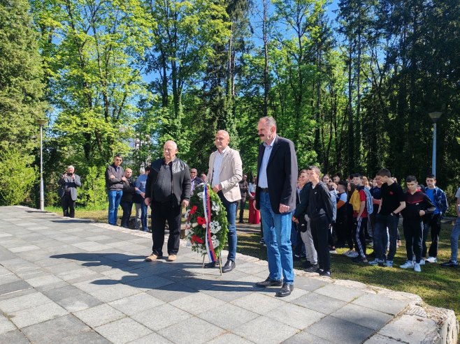 Položeni vijenci na spomenik "Majke partizanke" u Novom Gradu (Foto: Opština Novi Grad) - 