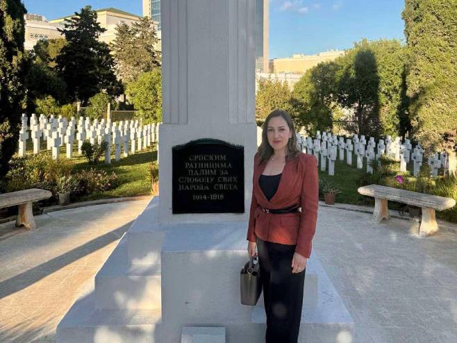 Bojana Kondić Panić posjetila srpsko vojničko groblje u Alžiru - Foto: SRNA