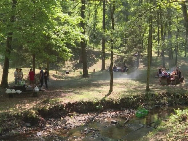 Kako se mijenjala prvomajska proslava? Od parada i pjesama Titu do narodnjaka i roštilja (VIDEO)