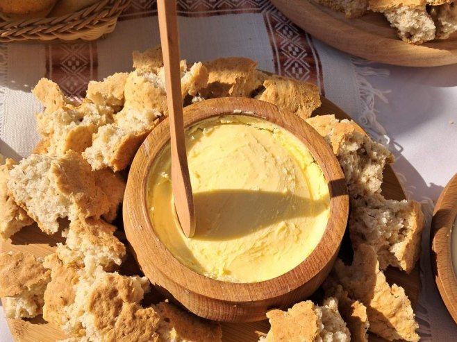 Gatački kajmak iz mješine priprema dvadesetak domaćica