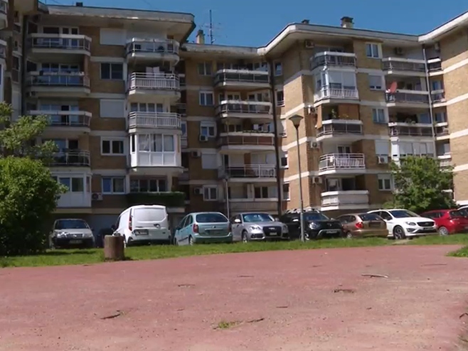 Igrališta u naselja Lorka pusta; Obećane sprave nisu postavljene do dan danas (VIDEO)