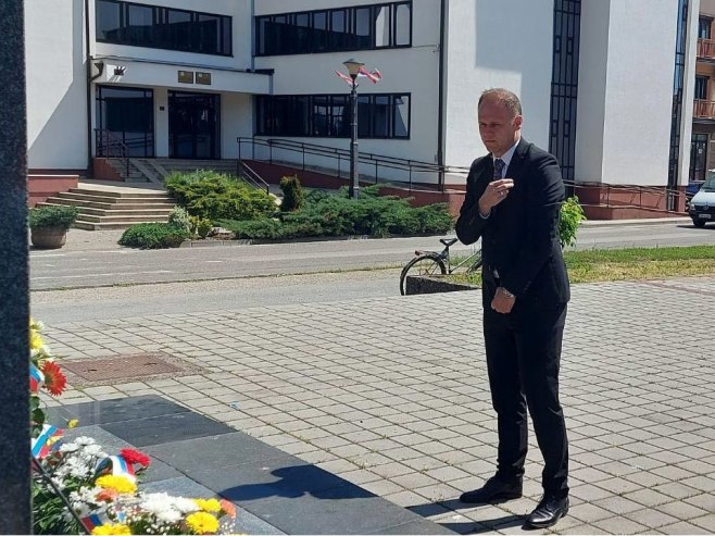 Položeno cvijeće na spomenik palim borcima Vojske Republike Srpske, Modriča Položeno cvijeće na spomenik palim borcima Vojske Republike Srpske, Modriča - Foto: SRNA