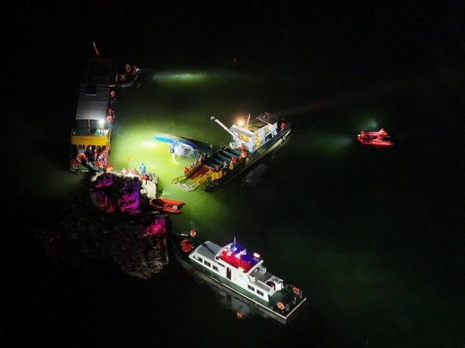 Prevrnuli se turistički čamci u južnoj Kini (Foto: EPA-EFE/XINHUA) Prevrnuli se turistički čamci u južnoj Kini (Foto: EPA-EFE/XINHUA) -