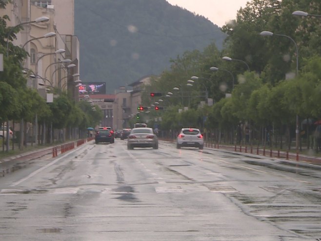 Mjestimično mokri kolovozi, povećana opasnost od odrona