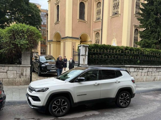 Sarajevo: Automobil parkiran na ulazu u sjedište Mitropolije; MUP Kantona nema pauka da skloni vozilo