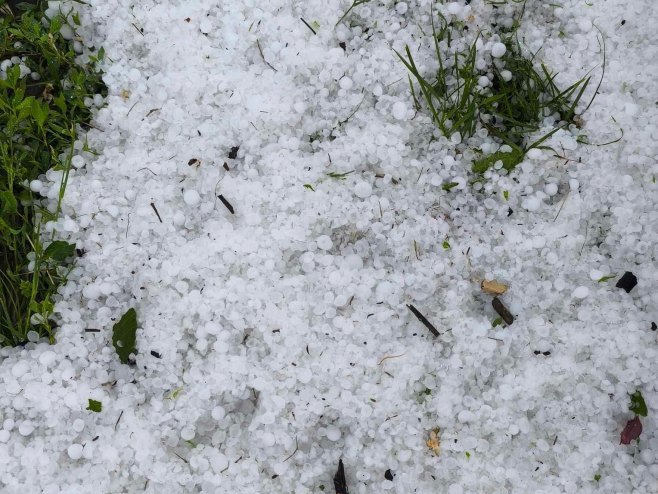 Hitno upozorenje RHMZ-a – pljuskovi i nevrijeme širom Srbije, u Mladenovcu se urušio krov zgrade