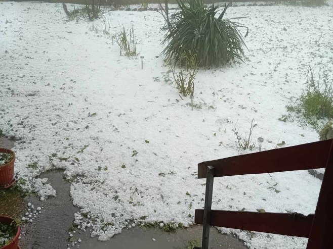 Јako olujno nevrijeme sa gradom zahvatilo dijelove Šumadije, Topolu, Aranđelovac...