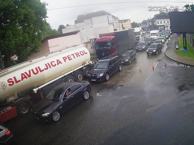 Duža zadržavanja na graničnim prelazima Gradiška i Gradina