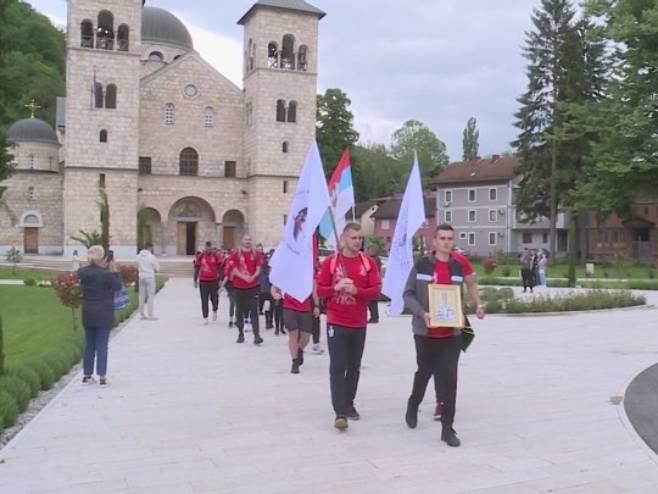 Hodočasnici iz Foče krenuli na četverodnevni hod ka Ostrogu (VIDEO)