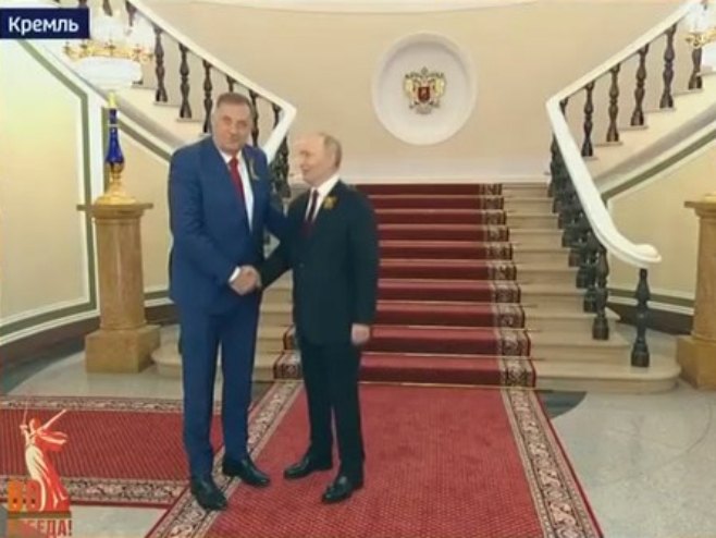 Dodik i Cvijanović među prvim zvanicama stigli u Kremlj - dočekao ih Putin (VIDEO) Dodik i Cvijanović među prvim zvanicama stigli u Kremlj - dočekao ih Putin (VIDEO)