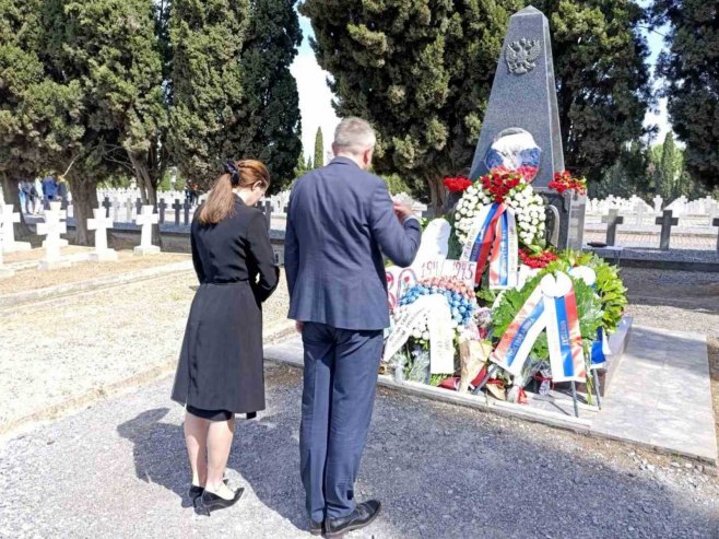 Na vojničkom groblju Zejtinlik u Solunu položeni vijenci povodom Dana pobjede nad fašizmom