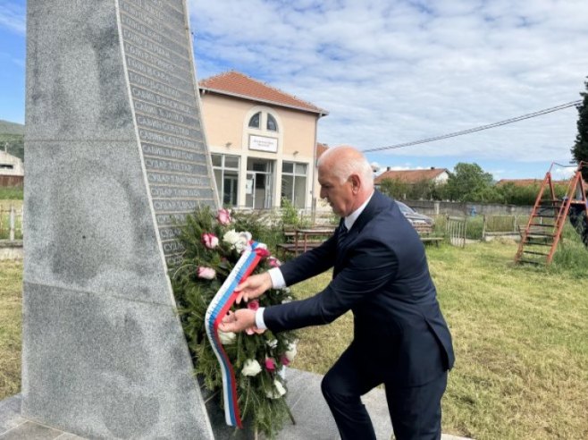 Vaso Gujić položio vijenac na spomenik poginulim borcima NOR-a u Mostaru Vaso Gujić položio vijenac na spomenik poginulim borcima NOR-a u Mostaru - Foto: SRNA