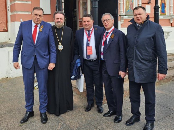 Dodik u srpskom pravoslavnom hramu u Moskvi razgovarao sa episkopom remezijanskim Stefanom Dodik u srpskom pravoslavnom hramu u Moskvi razgovarao sa episkopom remezijanskim Stefanom