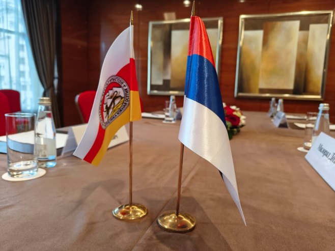 Zastave Republike Srpske i Јužne Osetije Zastave Republike Srpske i Јužne Osetije - Foto: RTRS