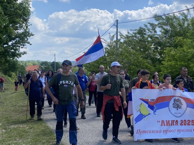 Putevima prvog progona Srba u BiH: Više od 300 ljudi u pješačkom pohodu prema lokalitetu Lipa (FOTO) Putevima prvog progona Srba u BiH: Više od 300 ljudi u pješačkom pohodu prema lokalitetu Lipa (FOTO)