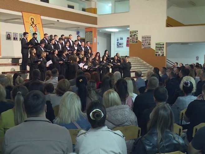 Majske svečanosti u Foči: Kamerni hor muzikom spojio vijekove (VIDEO)