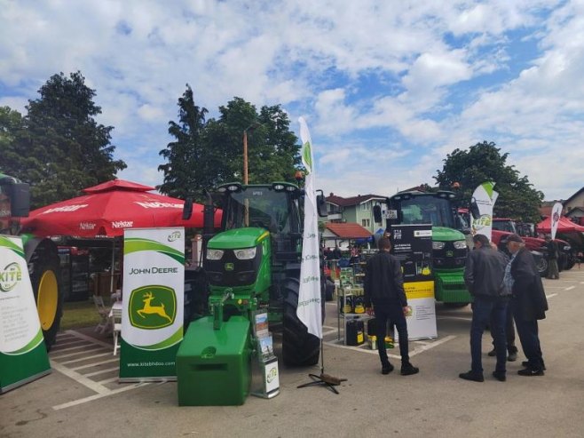 Prvi Međunarodni sajam privrede, poljoprivrede i investicija u Kozarskoj Dubici (FOTO)