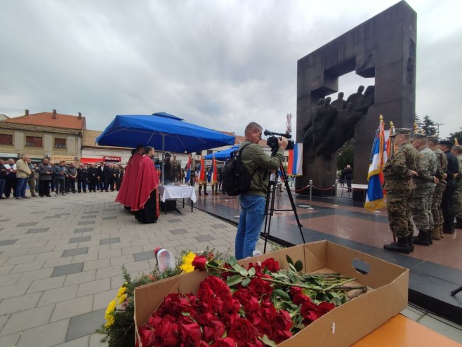 Dan VRS obilježen u Bijeljini; Vijenci i cvijeće na centralnom spomeniku poginulim borcima (FOTO)