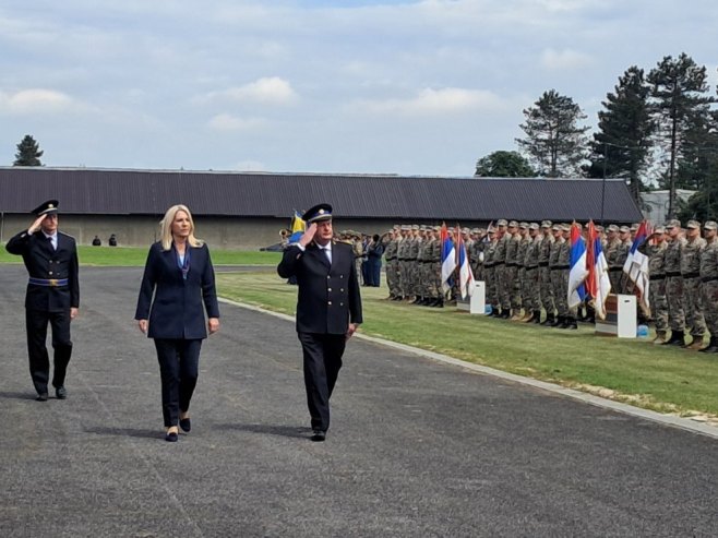 Predajom raporta Cvijanovićevoj nastavljena centralna svečanost u kasarni "Kozara" (FOTO/VIDEO)
