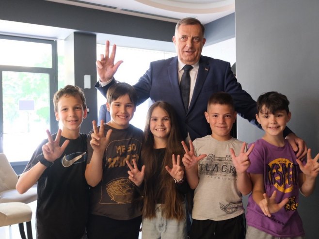 Dodik sa djecom iz Doboja (Foto: x.com/miloraddodik) Dodik sa djecom iz Doboja (Foto: x.com/miloraddodik) -
