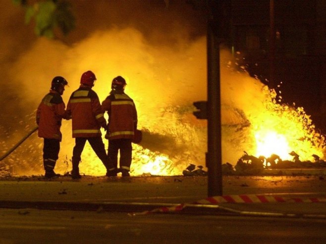 Bukti požar u skladištu hemikalija u Španiji: Crni dim nad gradom, građanima naređeno da ne izlaze (VIDEO)