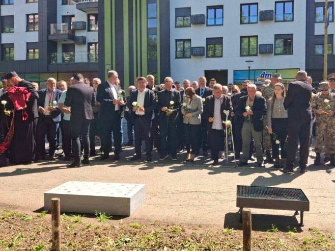 Godišnjica "Tuzlanske kolone": Na mjestu ubistva 54 mladića - tamjan, ruže i voštanice (FOTO)