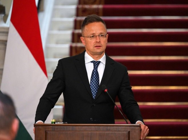 Sijarto: Fon der Lajen drži lekcije dok krije svoje sumnjive poslove