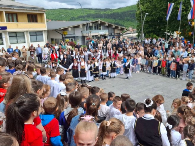 Mrkonjić Grad: Održana manifestacija "Velika porodična šetnja" (FOTO)