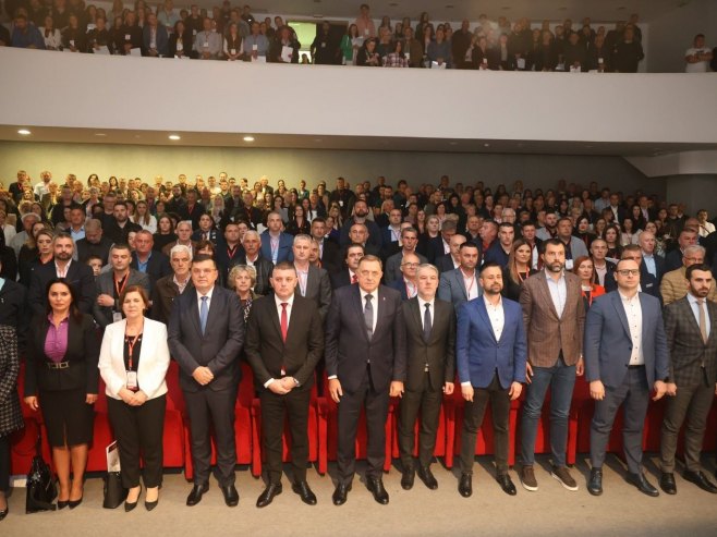 Dodik u Mrkonjić Gradu Dodik u Mrkonjić Gradu - Foto: ZIPAPHOTO/Borislav Zdrinja