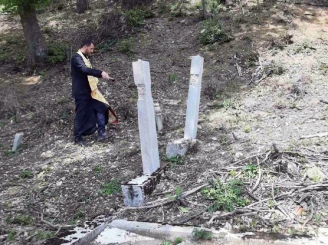 Oskrnavljena pravoslavna groblja u selima kod Kaknja i Zenice (FOTO)