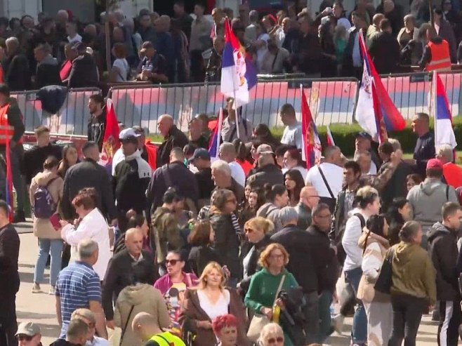 Na svenarodnom saboru u Nišu razvijena najduža zastava Srbije (VIDEO)