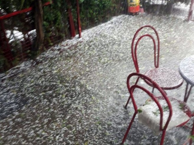 Gradišku zahvatilo nevrijeme; Padao i grad (FOTO)