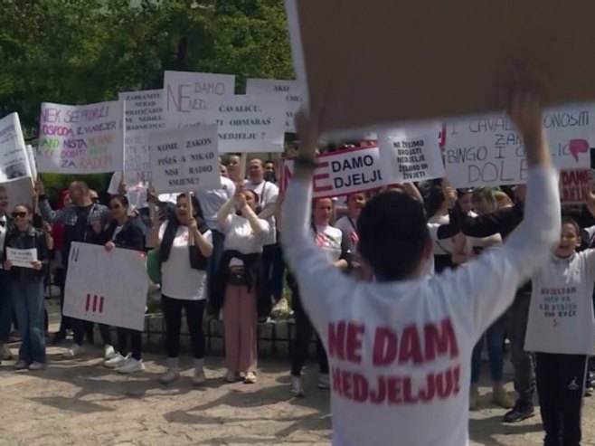 Protest u Sarajevu - najava vraćanja 18 radnih nedjelja, na ulice izvela trgovce