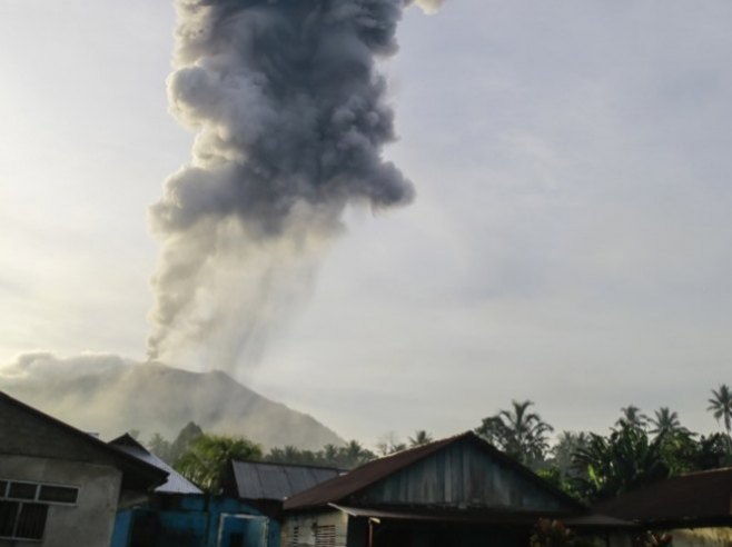 Kilometarski stub pepela: Najviši nivo uzbune u Indoneziji zbog erupcije vulkana (VIDEO)
