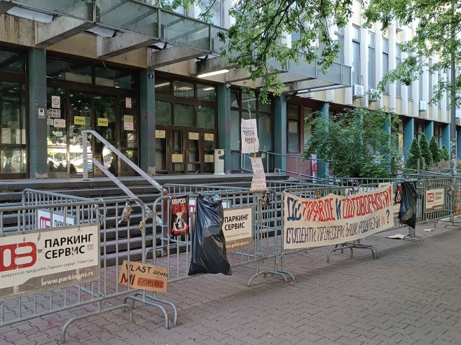 Novi Sad, blokada suda (foto: TANJUG/SAŠKA DROBNJAK, fotografija niske rezolucije) Novi Sad, blokada suda (foto: TANJUG/SAŠKA DROBNJAK, fotografija niske rezolucije) -