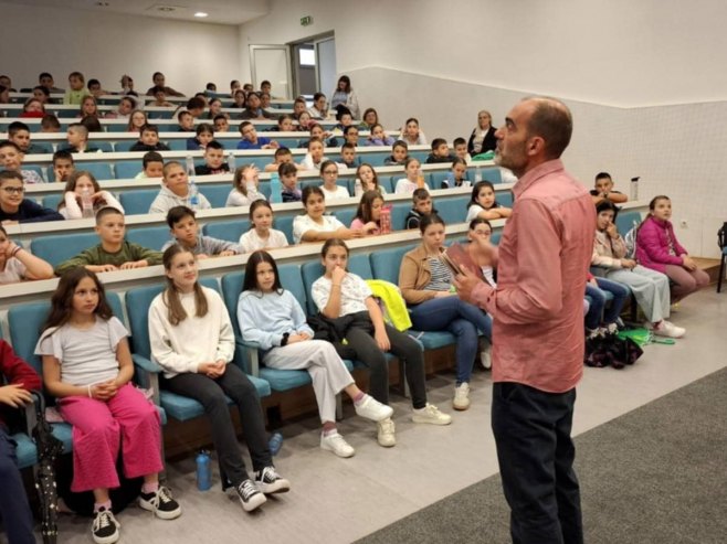 Predstavljen roman "Bibliotečke mačke spavaju naglavačke"