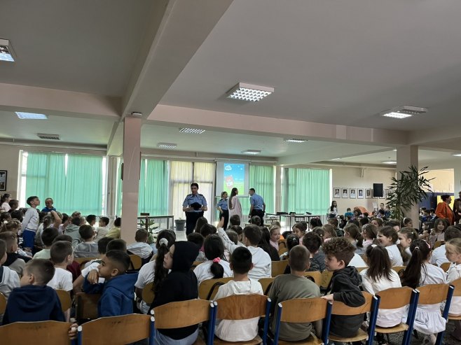 Policija i djeca Policija i djeca - Foto: RTRS