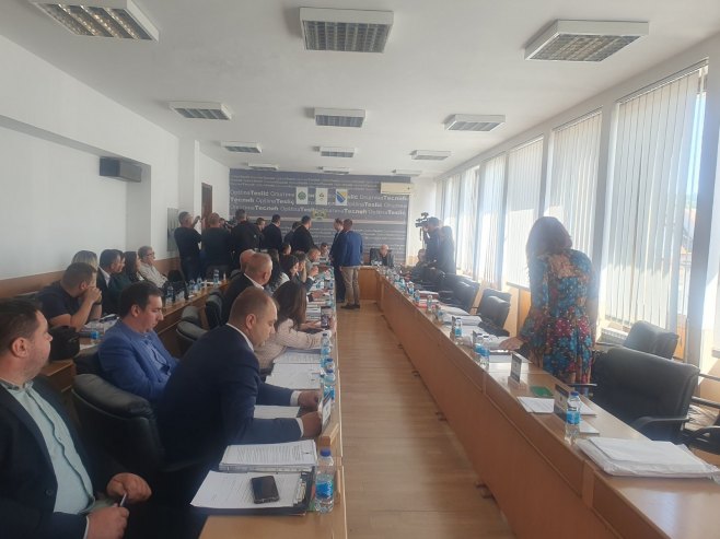 Teslić: Formirana nova skupštinska većina, prekinuto zasjedanje - stigla dojava o bombi