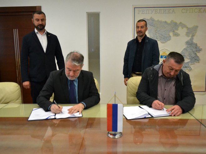 Potpisivanje ugovora Potpisivanje ugovora - Foto: Ustupljena fotografija