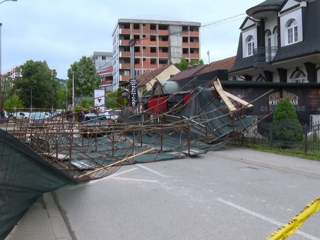Doboj: Pala građevinska skela, oštećena kuća i automobil