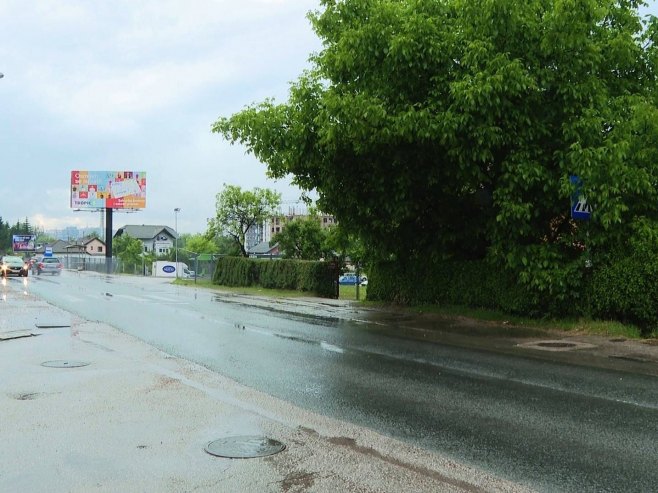 Đaci područne škole u Adi muke muče sa prelaskom ceste - znak za pješački prelaz u krošnji drveta (VIDEO)